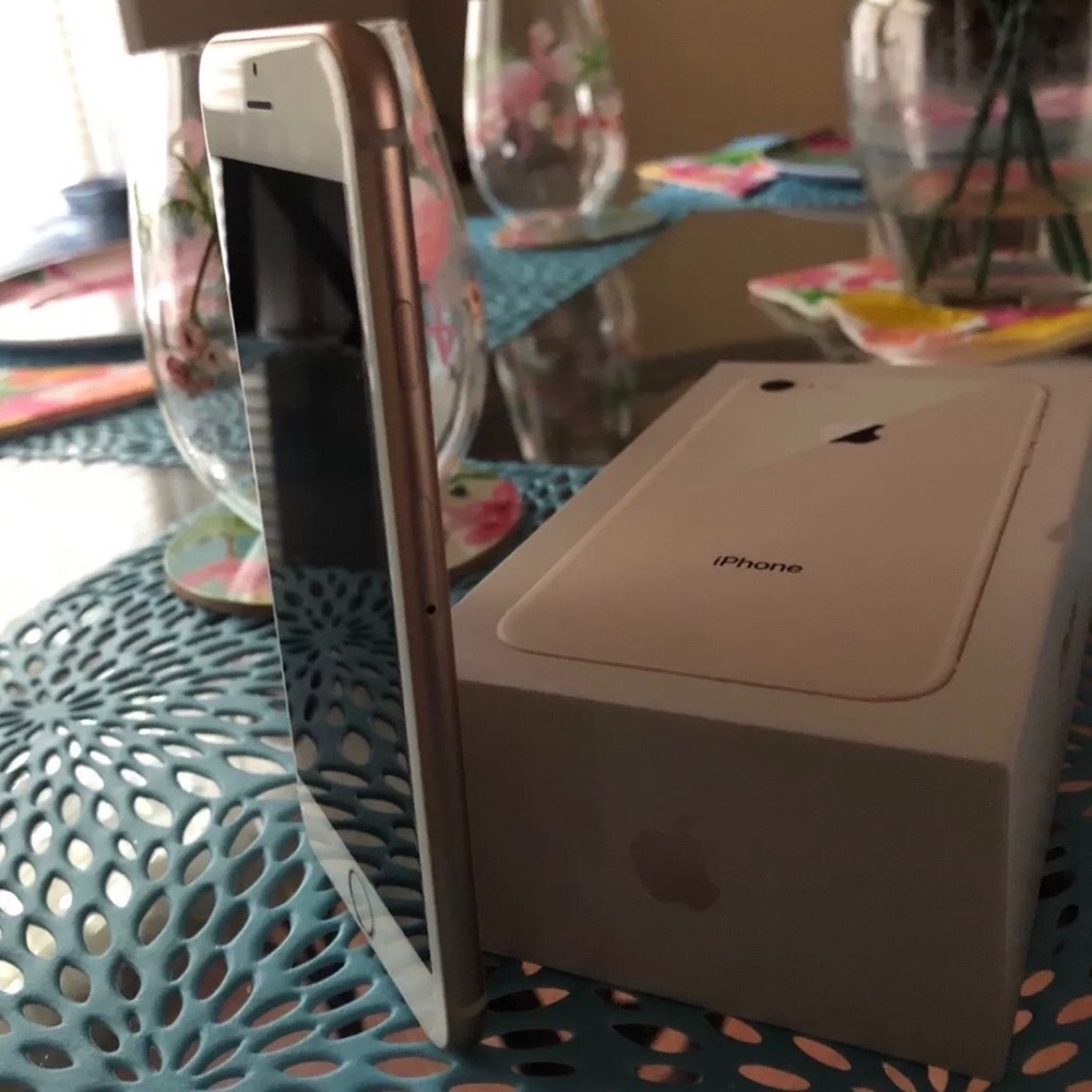 iPhone 8s - Picture 5 of 5